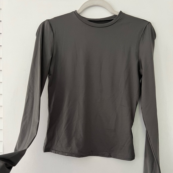 NEW 🏷️Stretchy fitted top in grey - Picture 2 of 4